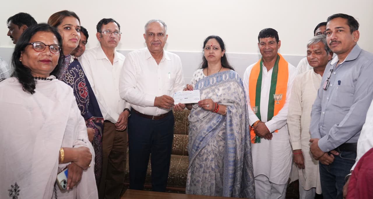 हरियाणा राज्य बाल कल्याण परिषद की उपाध्यक्षा सुमन सैनी ने लाडवा क्षेत्र की संस्थाओं को सौंपे 37 लाख रुपए के विकास कार्यों के चैक से संबंधित हरियाणा सरकार की आधिकारिक तस्वीर