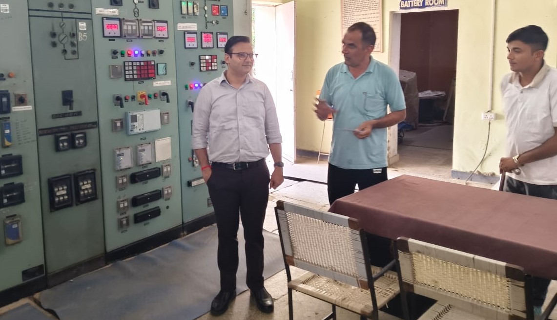 बिजली आपूर्ति व्यवस्था का जायजा लेने 132 केवी सब स्टेशन टोहाना पहुंचे एसडीएम आकाश शर्मा से संबंधित हरियाणा सरकार की आधिकारिक तस्वीर