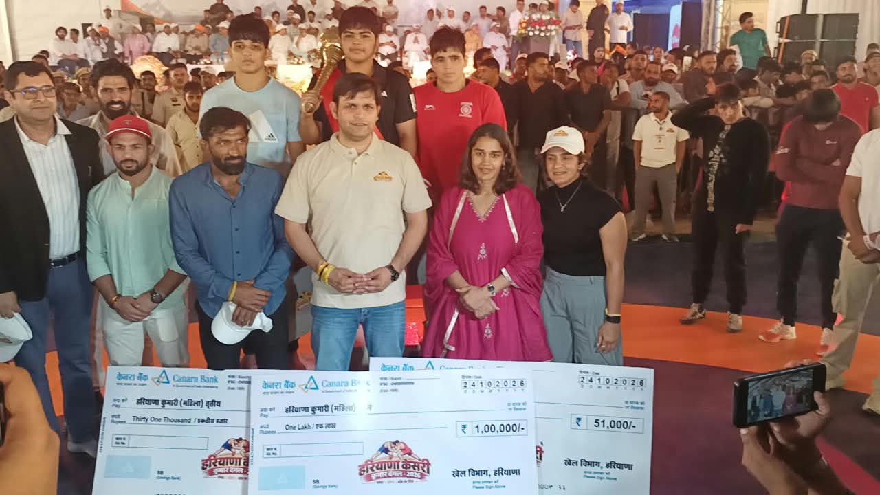 पलवल में राज्य स्तरीय कुश्ती दंगल में पहलवानों ने दिखाया दमखम, विजेताओं को मिले लाखों रुपये के पुरस्कार से संबंधित हरियाणा सरकार की आधिकारिक तस्वीर