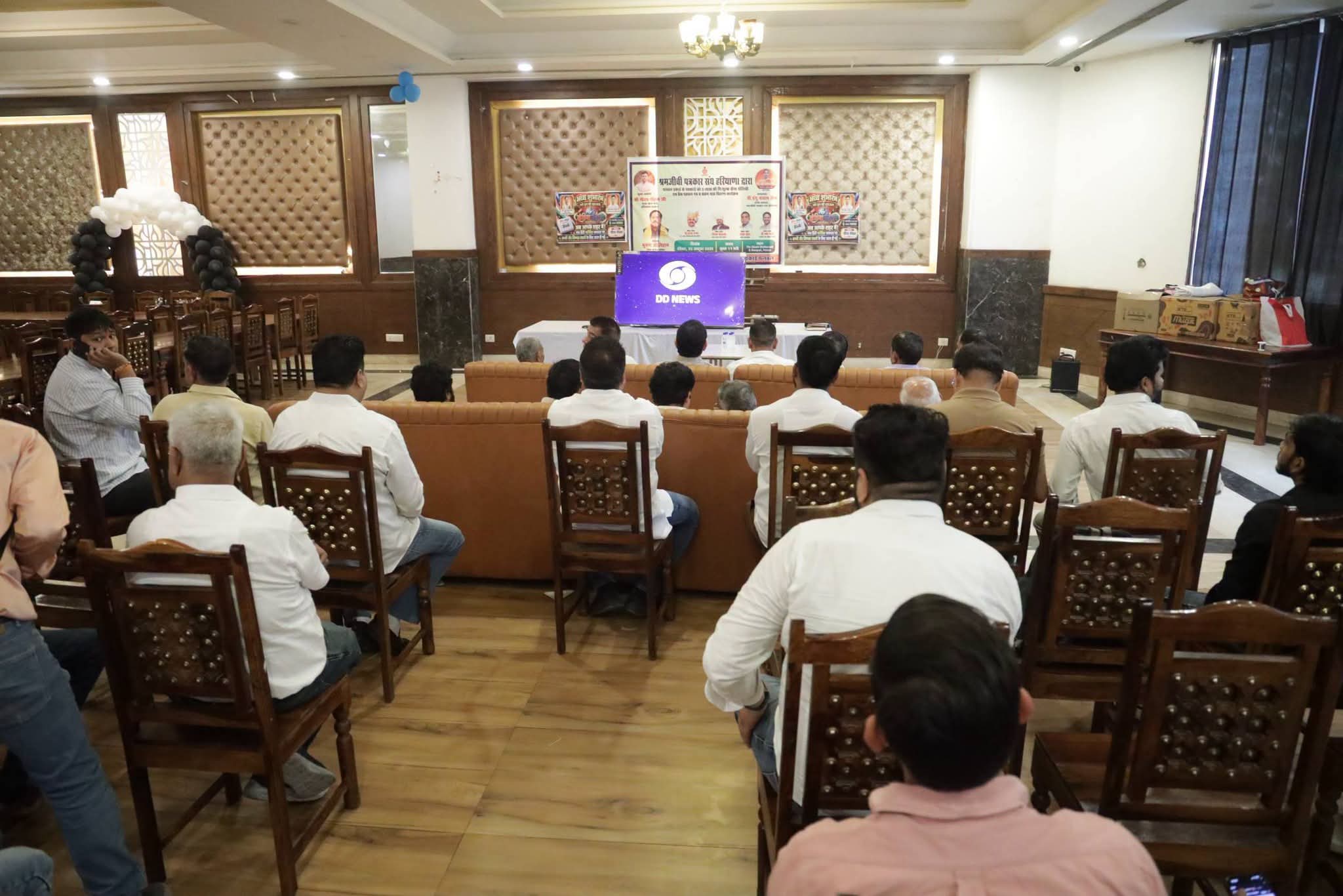 स्थानीय कारीगरों का सम्मान करना और भारतीय संस्कृति एवं परंपराओं को सहेजना प्रत्येक नागरिक की जिम्मेदारी : गौरव गौतम से संबंधित हरियाणा सरकार की आधिकारिक तस्वीर