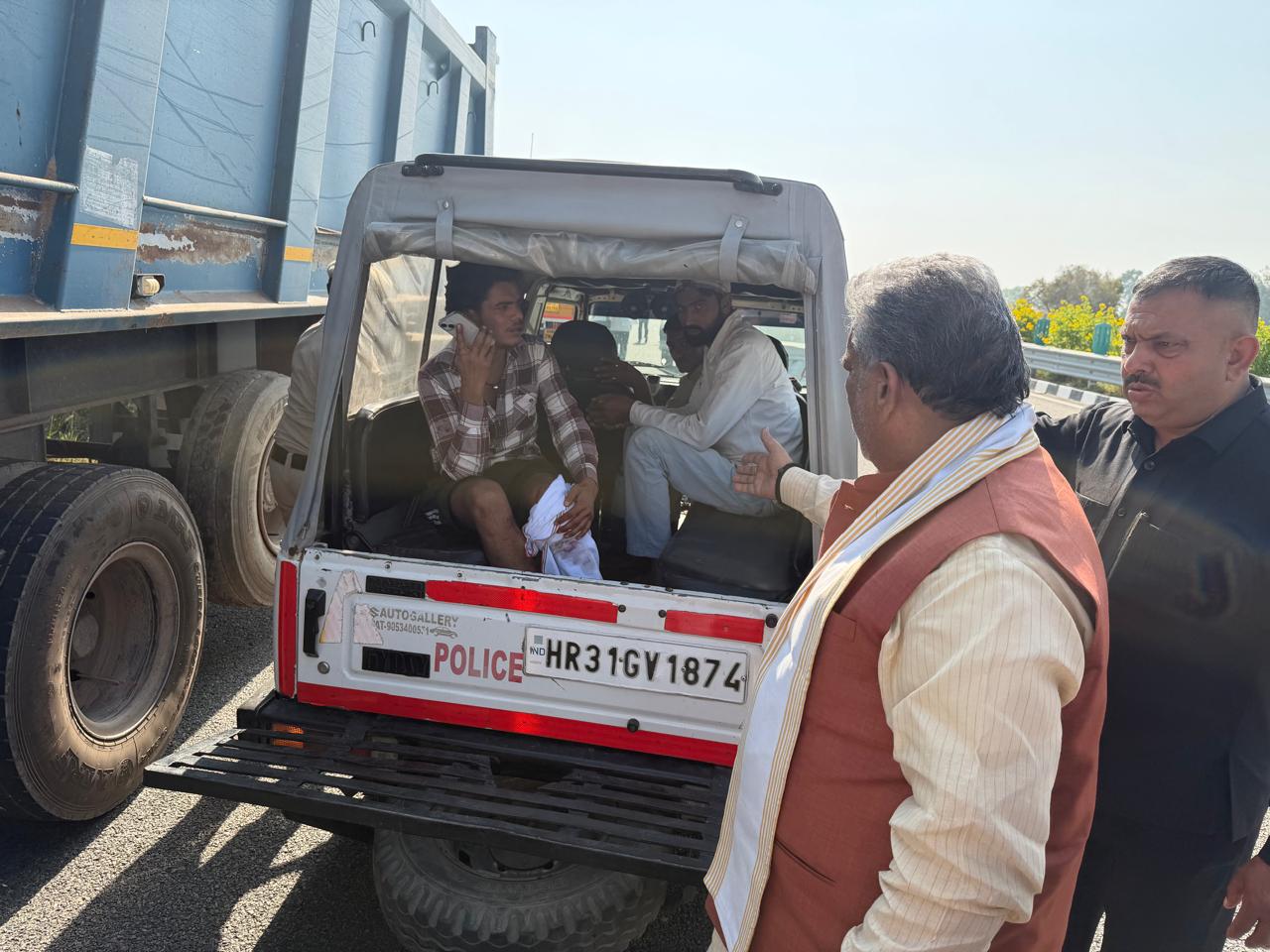 सड़क हादसे में घायल व्यक्ति की मदद के लिए तुरंत आगे आए विकास एवं पंचायत मंत्री कृष्णलाल पंवार से संबंधित हरियाणा सरकार की आधिकारिक तस्वीर